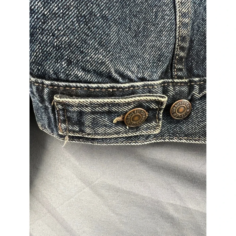 Levis ships from